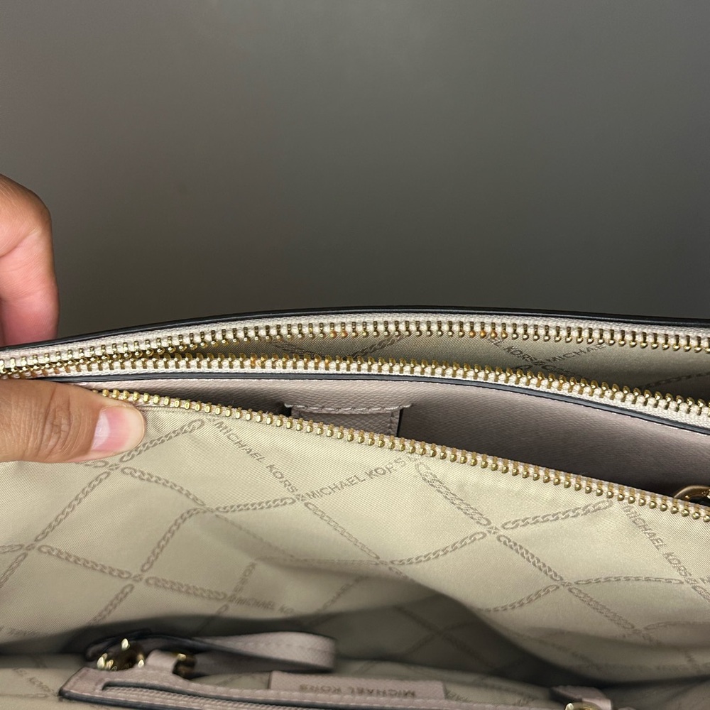 Michael Kors light pink Tote with Gold Accents and Structured Design - Picture 13 of 16
